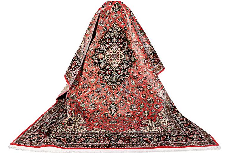 Matta, silkeghom, ca. 305 x 205 cm.