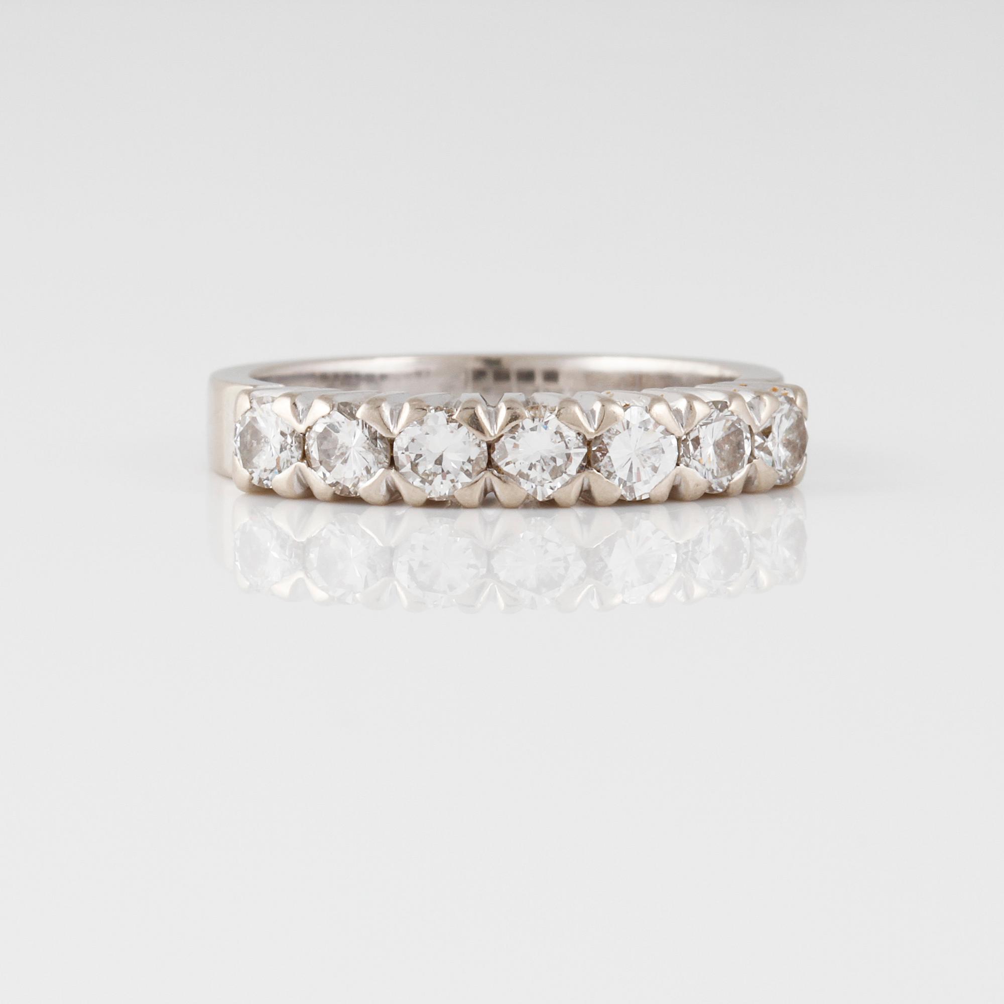 RING, 18K vitguld med briljantslipade diamanter 0.70 ct, Juvel-Magnus, Göteborg, 1974. Vikt 4,2 gram.