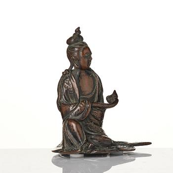 An elegant bronze sculpture of Guanyin, 17th/18th century.