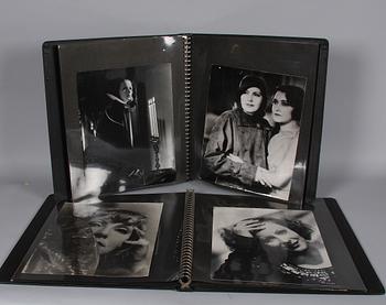 ALBUM, 2 st med 42 fotografier.
