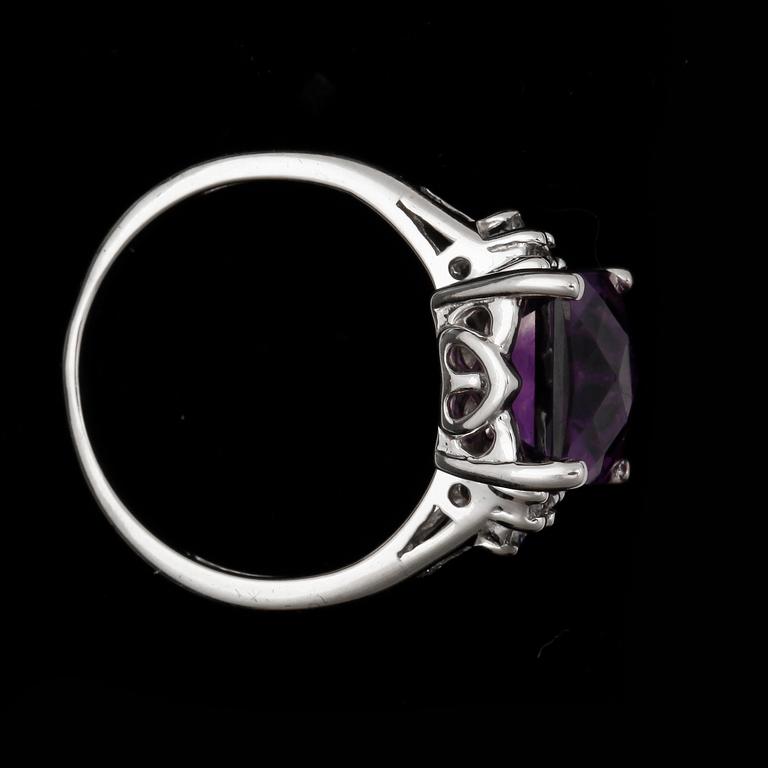 RING, 14k vitguld med ametist ca9x9mm och diamanter. tot ca0,10ct. 2000-tal. Vikt 3,7g.