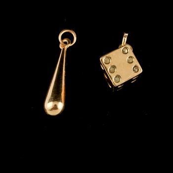 HÄNGE, 2 st, 14k samt 18k guld. Total vikt 0,5 g.