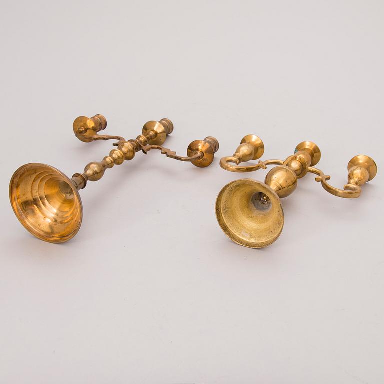 PARTI KANDELABRAR OCH LJUSSTAKAR, mässing, 1800/1900-tal.
