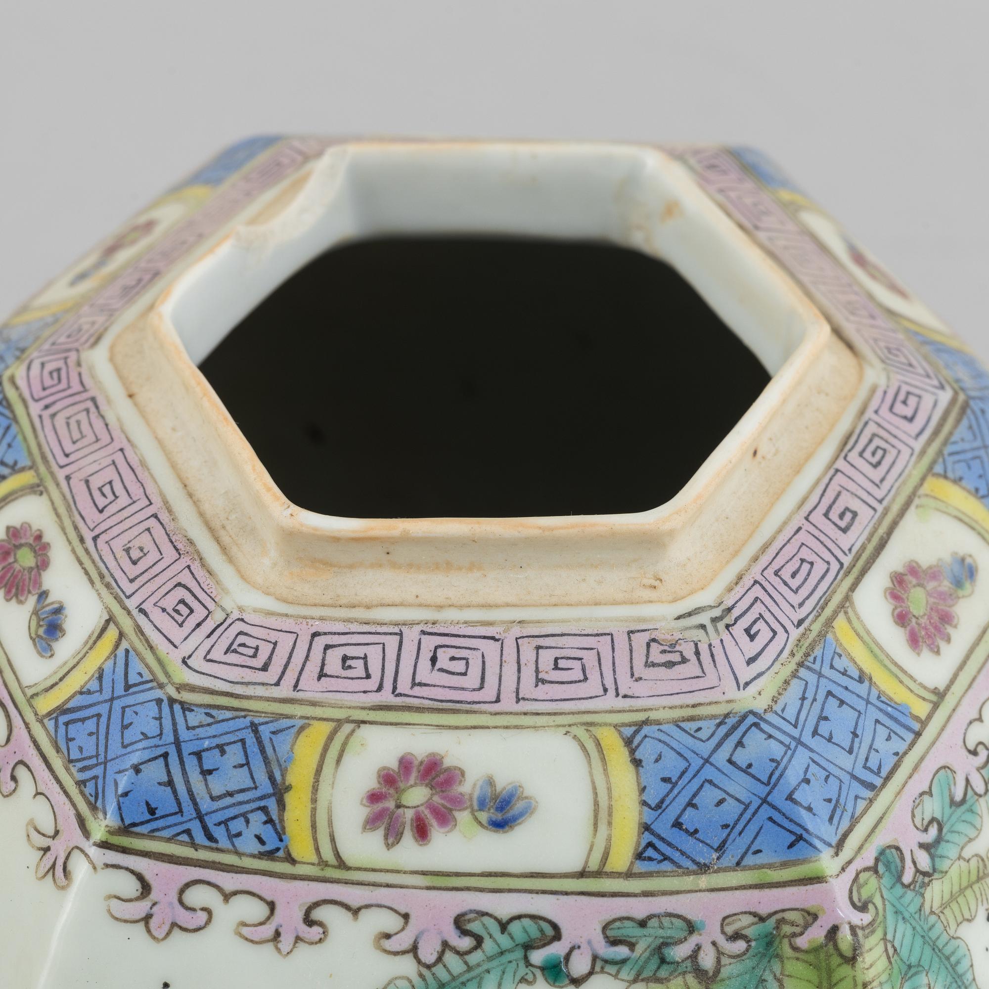 A pair of porcelain urna with covers, China, second half of the 20th century.