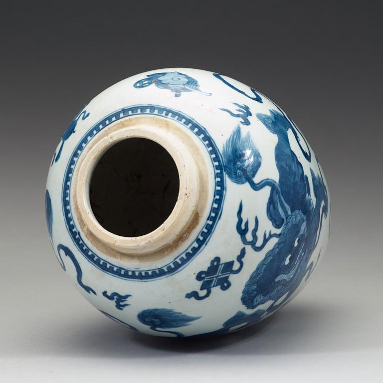 A large blue and white jar, Qing dynasty, 19th century.