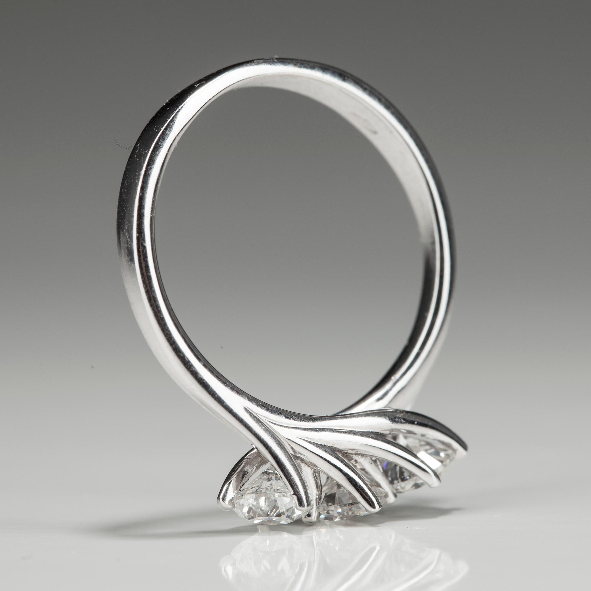 RING, vitguld 18K med 3 briljantslipade diamanter tot. 0,91 ct. Vikt 3,18 g. Intyg.