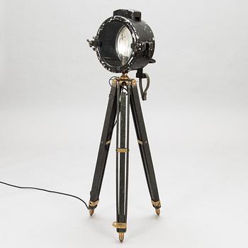 Golvlampa, bestående av olika delar från 1900-talet.