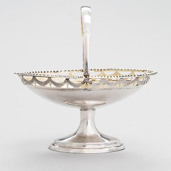 A parcel-gilt silver sweet meat basket from around year 1800.