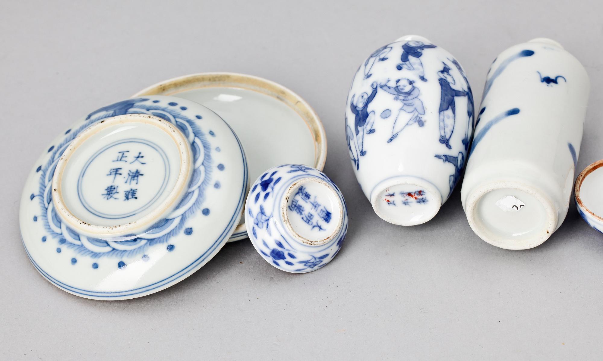 SNUSFLASKOR samt LOCKDOSOR, 4 delar, porslin, bl a Sen Qing, Kina, 1800/1900-tal.