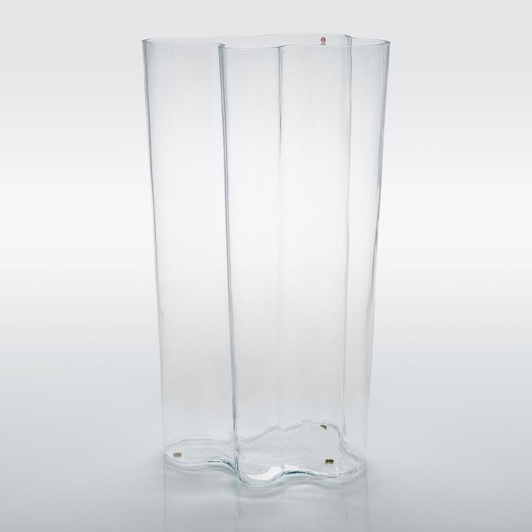 Alvar Aalto, a '0551' vase signed Alvar Aalto Iittala 2006.