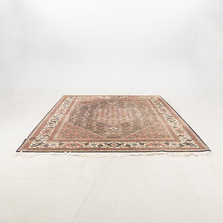 Matta orientalisk semiantik ca 360x294 cm.