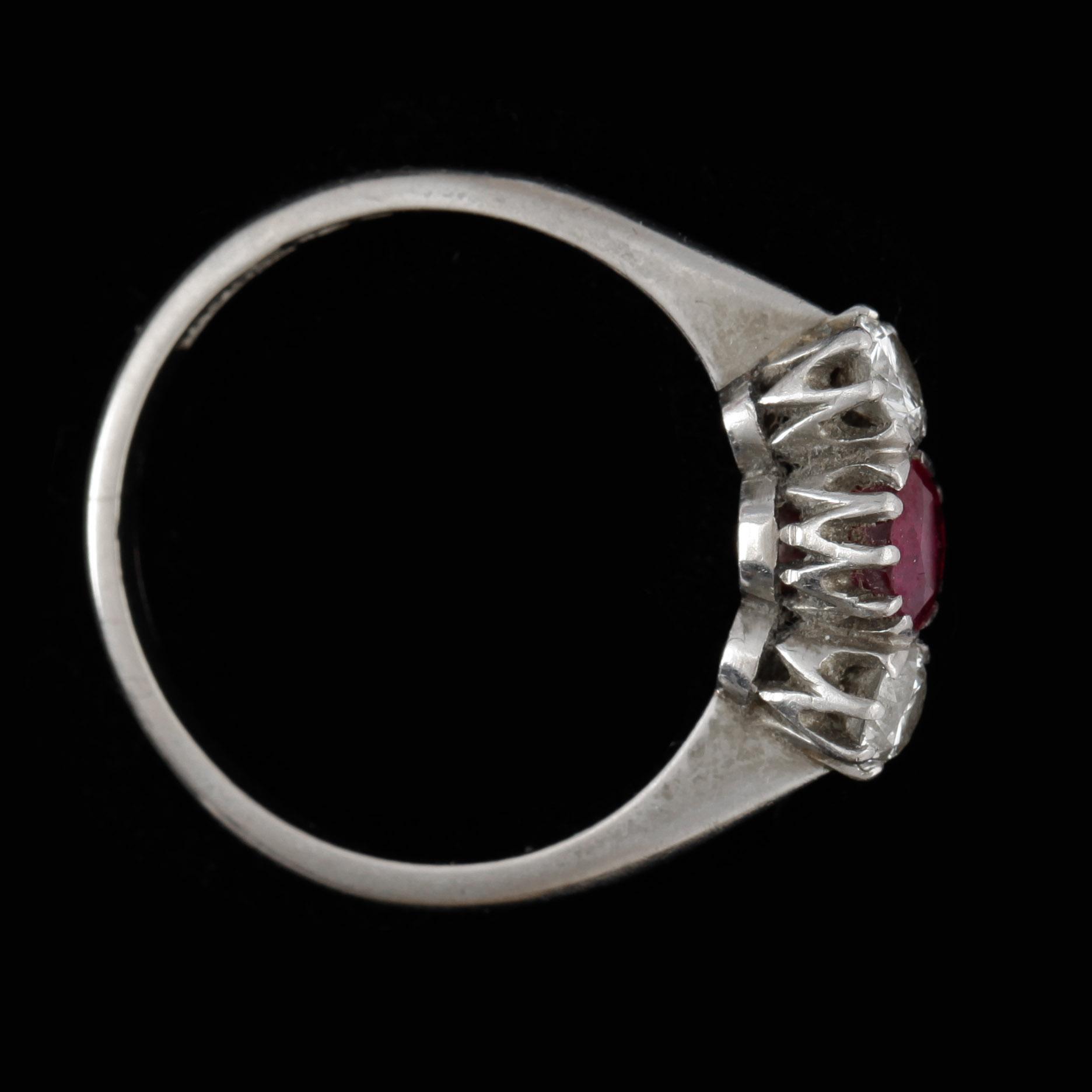 RING, platina med rubin och två diamanter totalt ca 0,3 ct. CG Hallberg, Stockholm 1964. Vikt ca 4 gram.