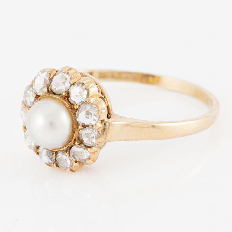 Ring in 18K gold with a cultured half-pearl and rose-cut diamonds and white stones.