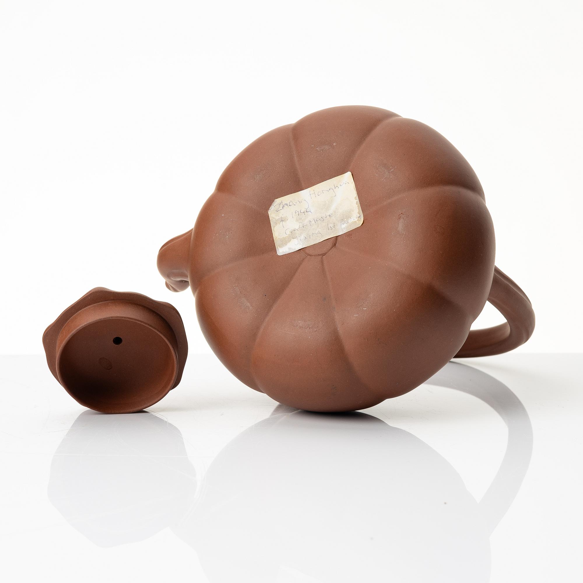 Zhang Honghua, A red yixing teapot, 1980s.