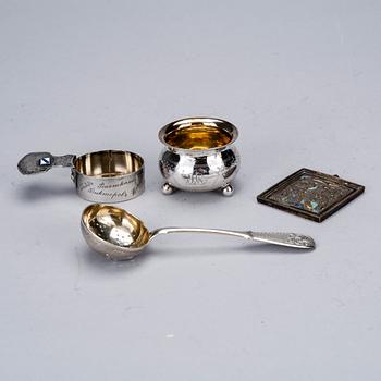 PARTI FÖREMÅL, 4 st, Ryssland, silver och mässing, 1800-talets slut. Silvervikt ca 122,5 g.