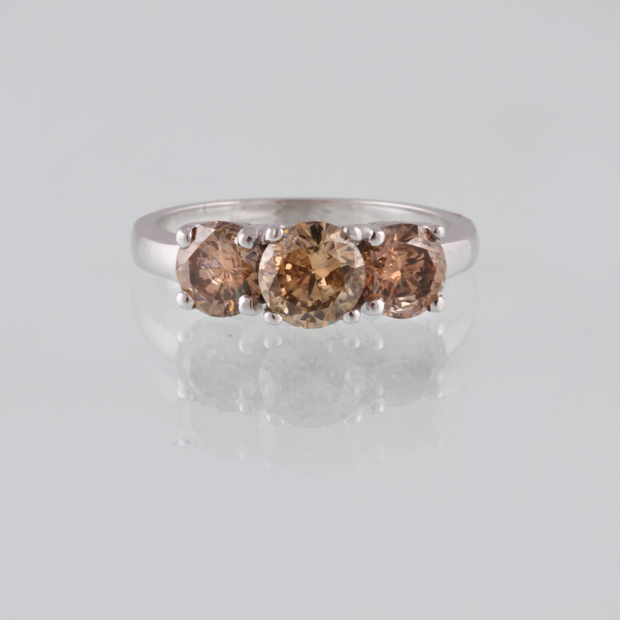 RING, 18K vitguld med 3 briljantslipade diamanter ca 2.41 ct. Vikt 4,7 gram.