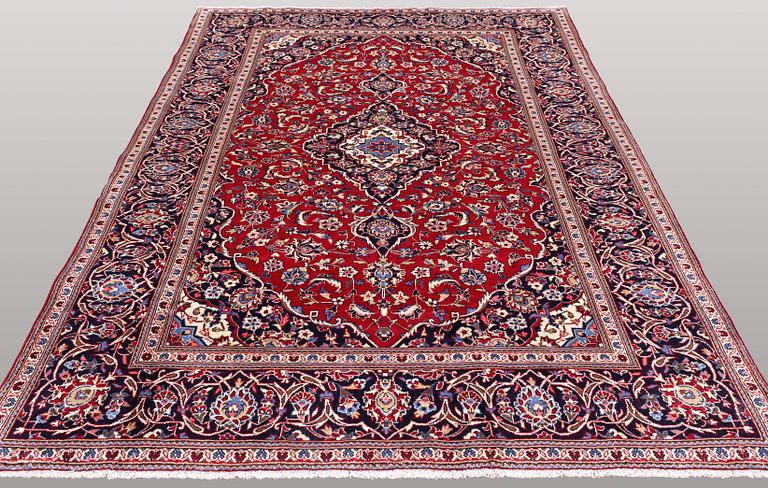 A carpet, Kashan, ca 292 x 196 cm.