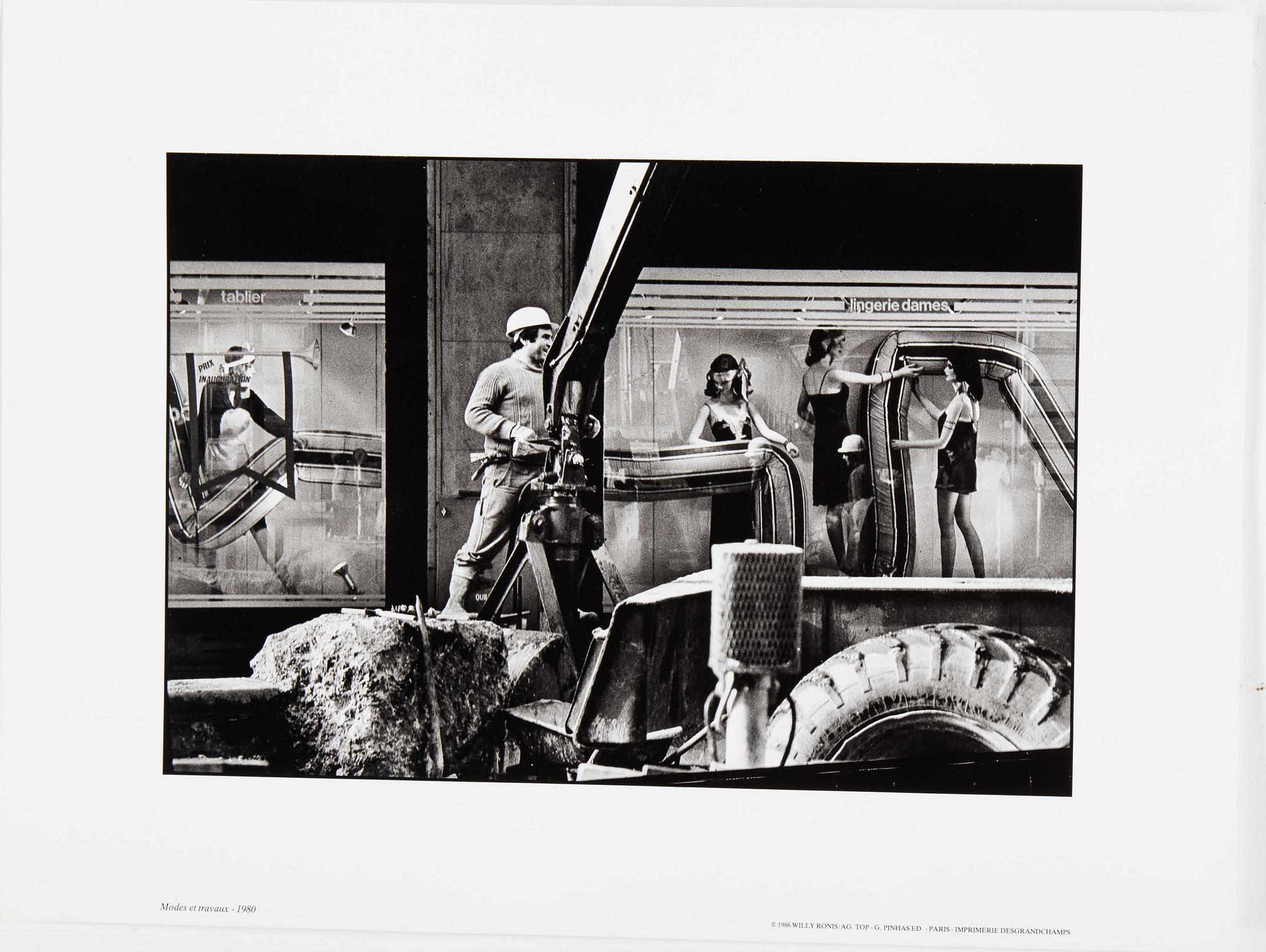 WILLY RONIS, Portfolio with 12 photographs reproduced in black and white on thick paper.  Published in 1986.