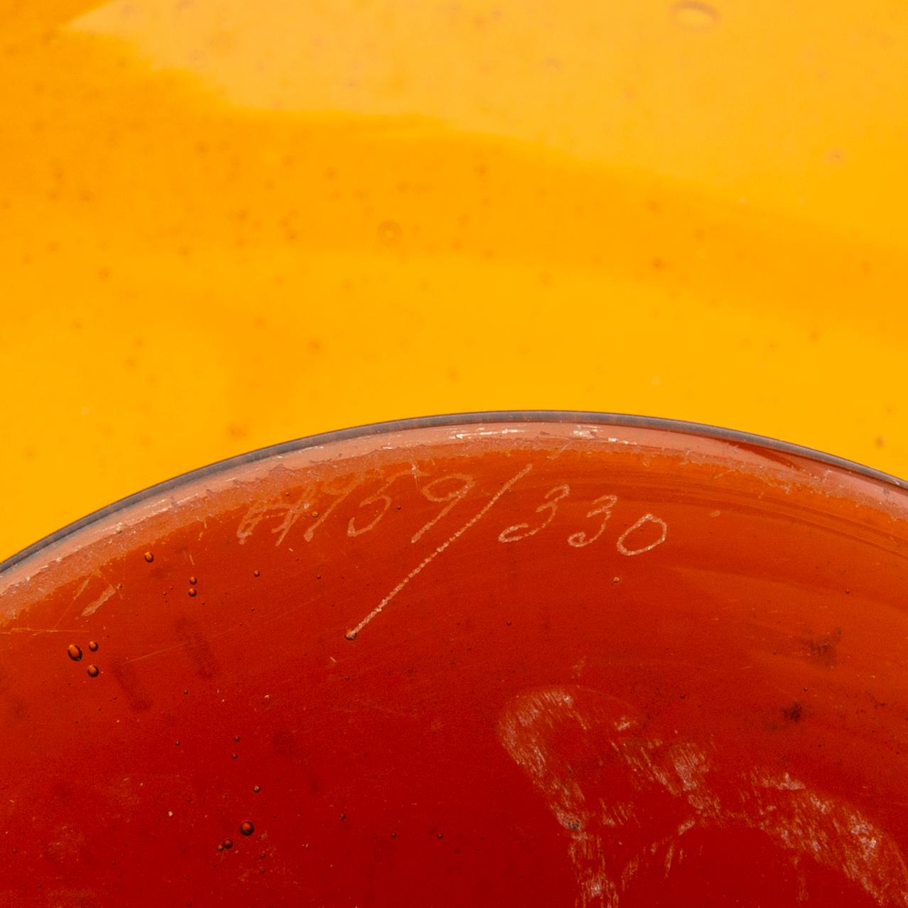 Erik Höglund, serveringsfat signerat och numrerat 159/330.