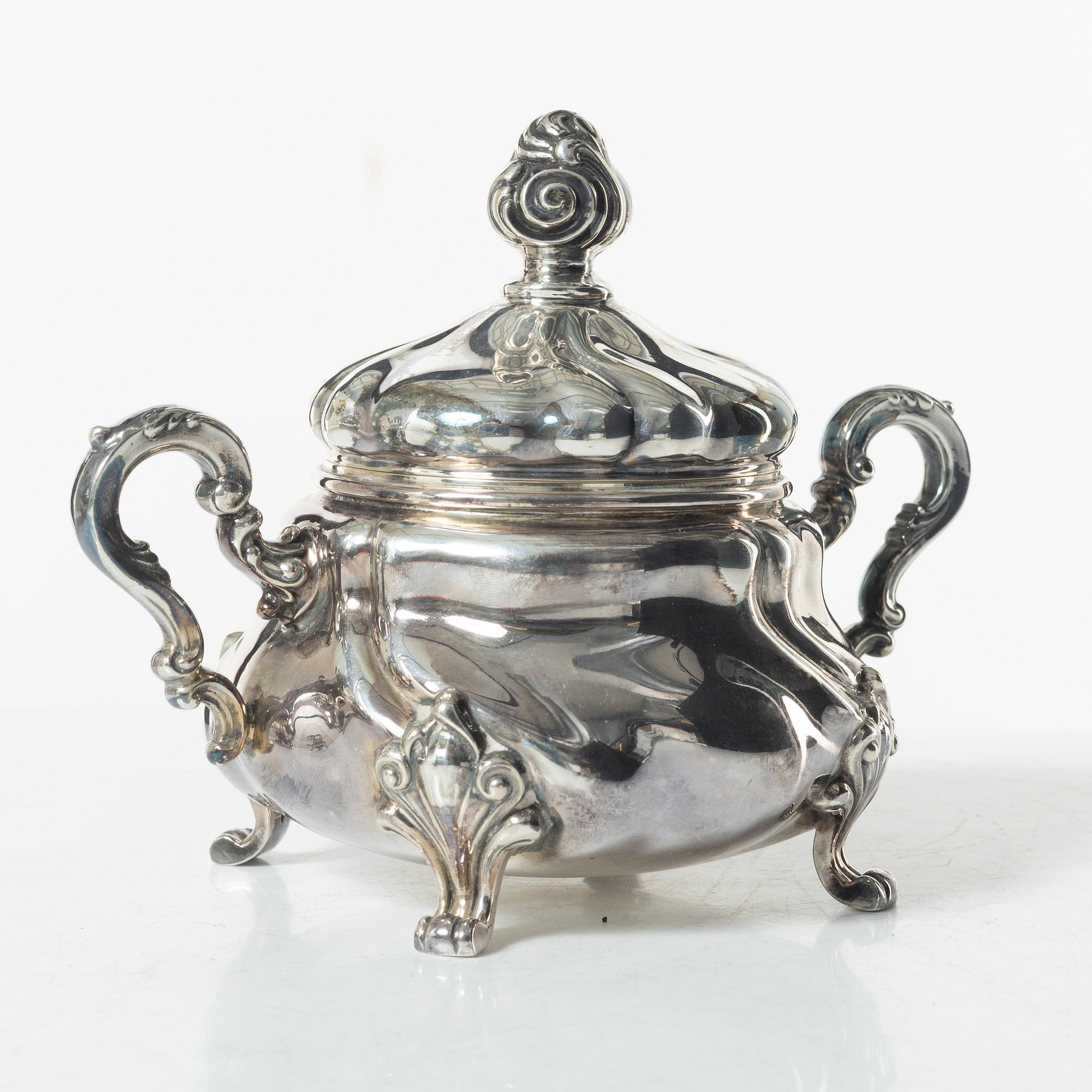 A Norwegian silver Rococo style coffee pot, cream jug, and sugar bowl, Norsk Filigransfabrikk, Oslo circa 1920.