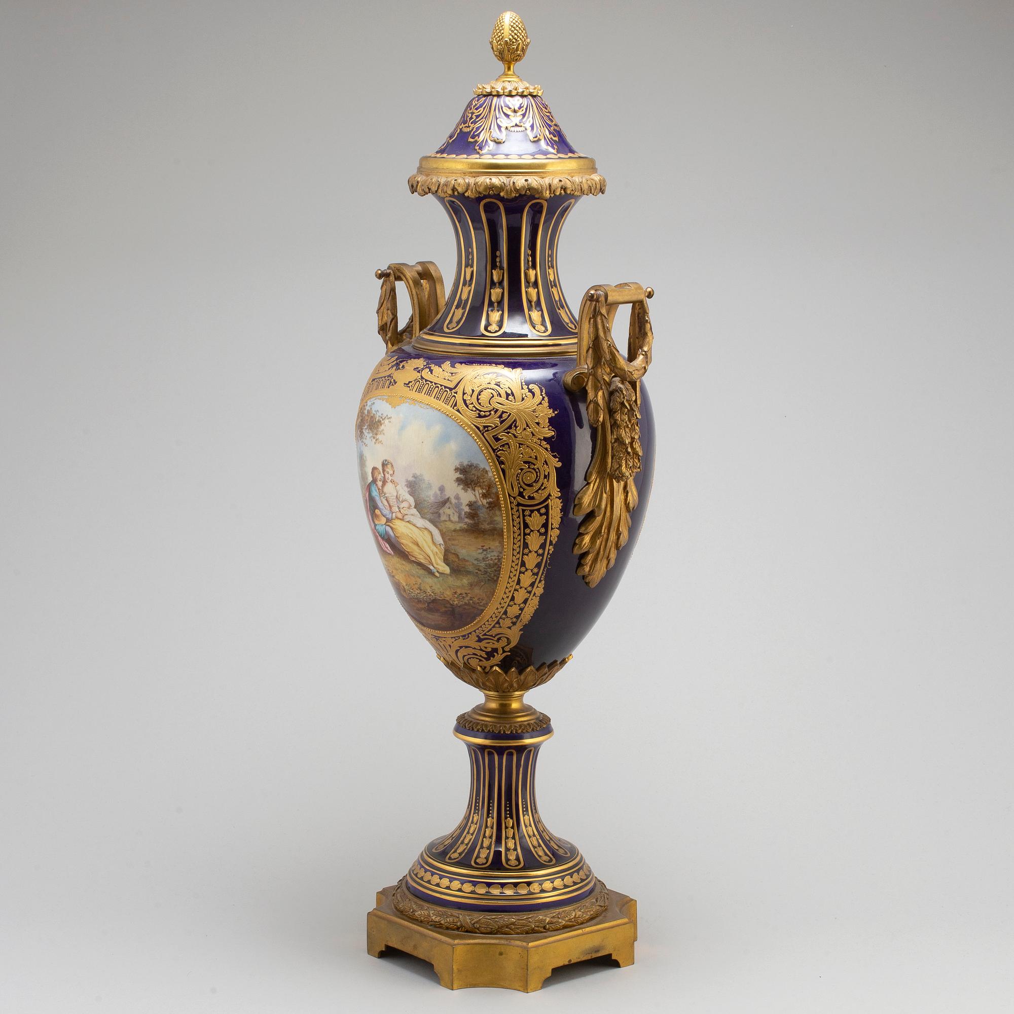PRAKTURNA, porslin, brons, Sevresliknande märke, 1900-talets första hälft.