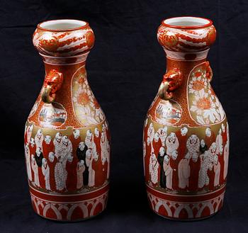 URNOR, ett par, porslin, Kutani, Japan 1800-tal.