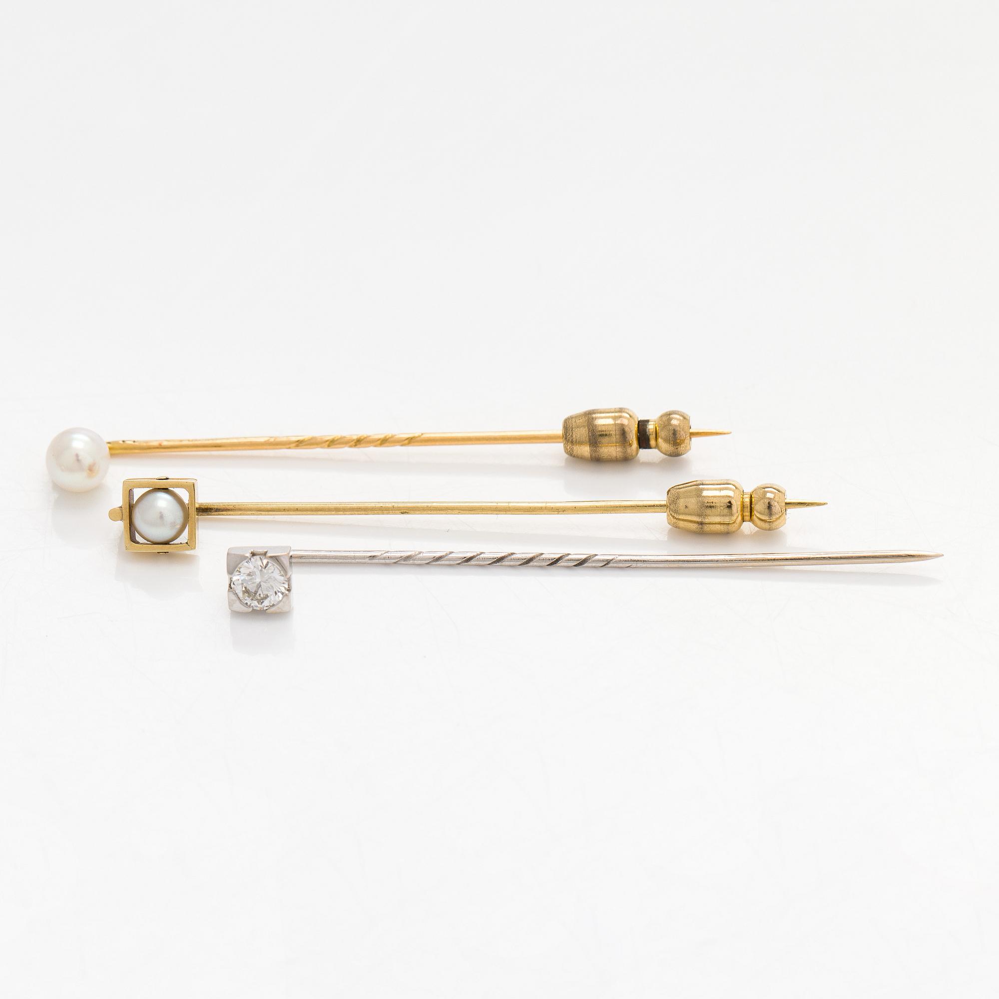 Kråsnålar, 3 st, briljantslipad diamant, pärlor, 14K och 18K guld och vitguld.