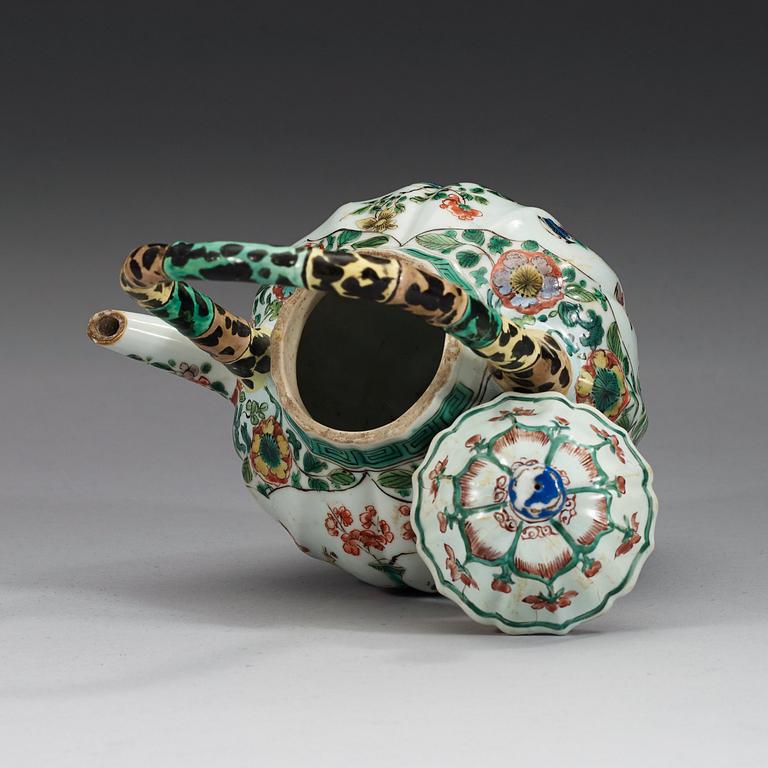 A famille verte tea pot, Qing dynastin, Kangxi (1662-1722).