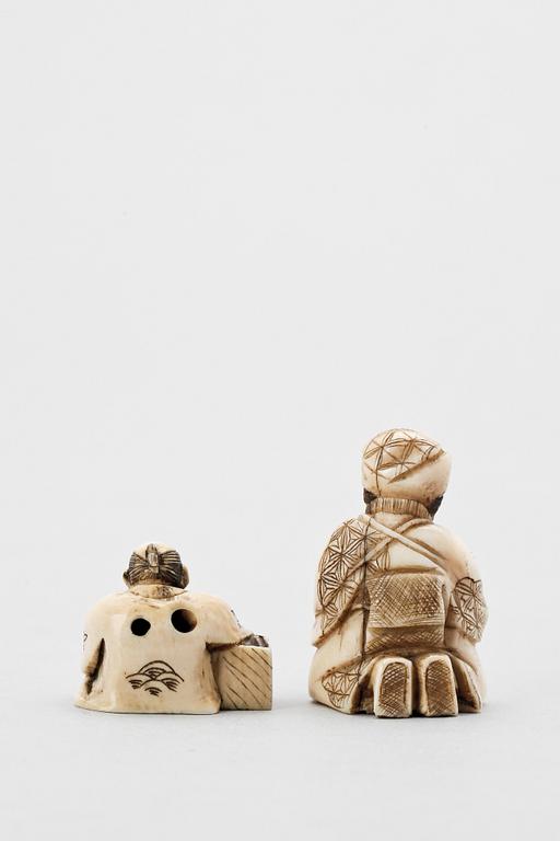 NETSUKE, 2 st, ben, Japan, sannolikt Meiji (1867-1911).