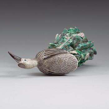 A famille verte figure of a bird, Qing dynasty, 19th Century.