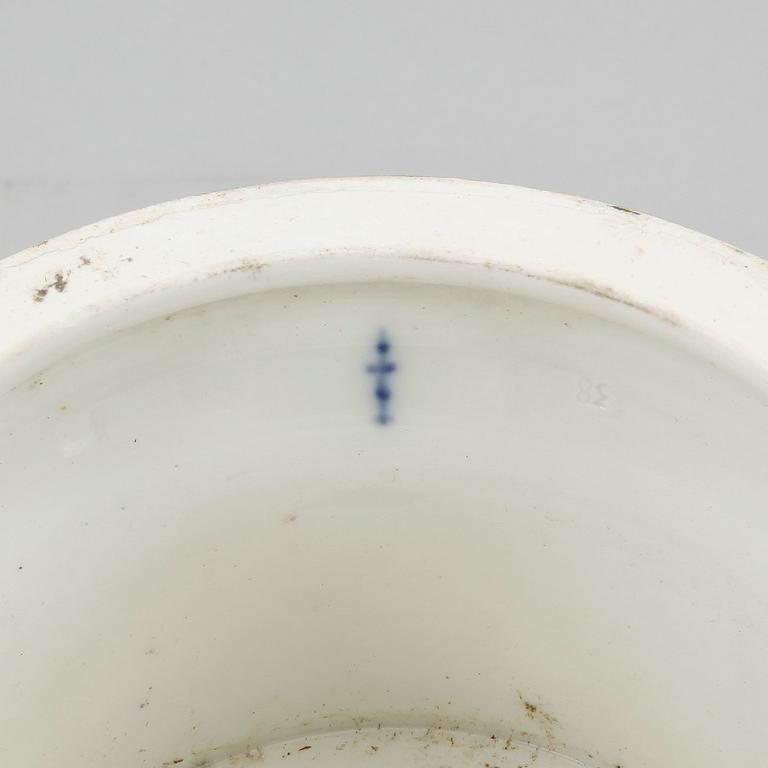 KANDELABRAR, ett par, porslin samt mässing, kungliga porslinsmanufakturen, Berlin, nyrokoko, 1800-talets andra hälft.