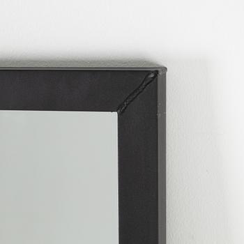 A 'Washington' mirror with steel frame from Muubs.
