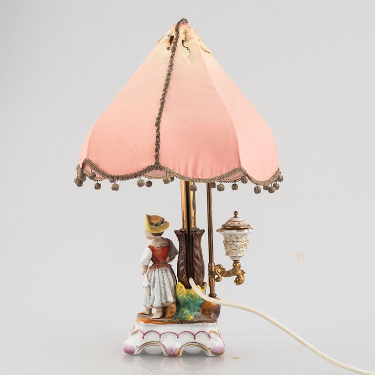 A porcelain table lamp, 19th century.