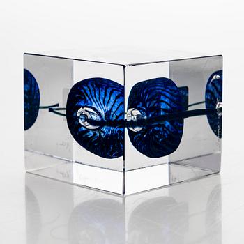 Oiva Toikka, a glass cube, signed Oiva Toikka, Nuutajärvi, Sampo-yhtiöt.