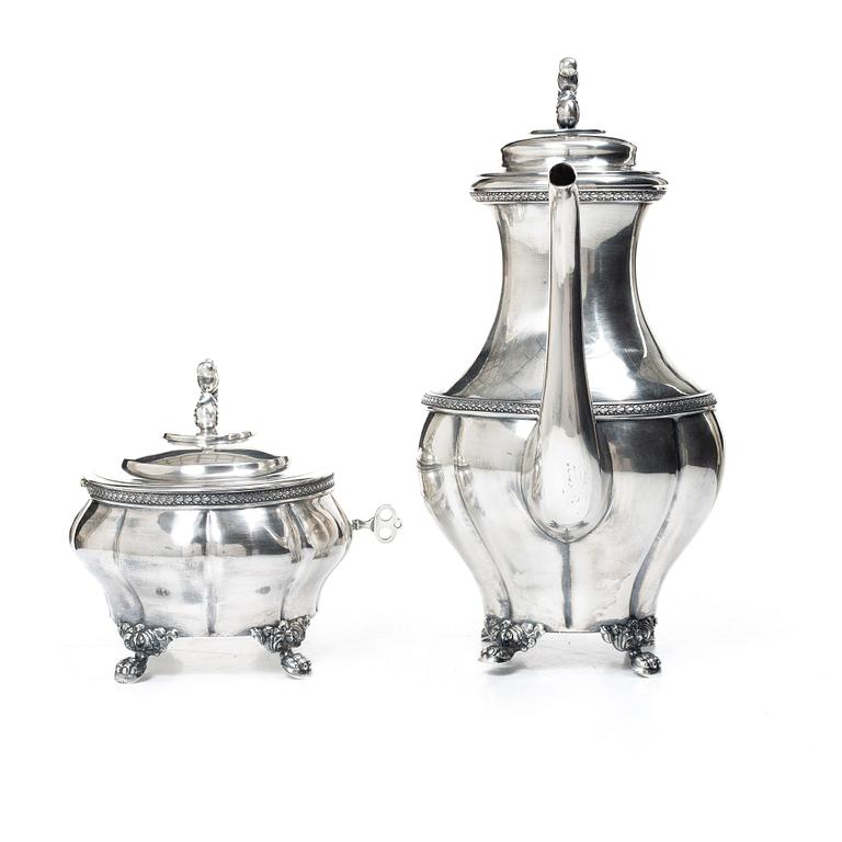 Kaffekanna och sockerskrin, samt ett par ljusstakar, silver, bl a AG Dufva, Stockholm 1910.