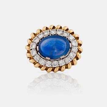 659. BROSCH med en cabochonslipad safir, ca 24.09 ct, samt briljantslipade diamanter totalt ca 4.00 ct.