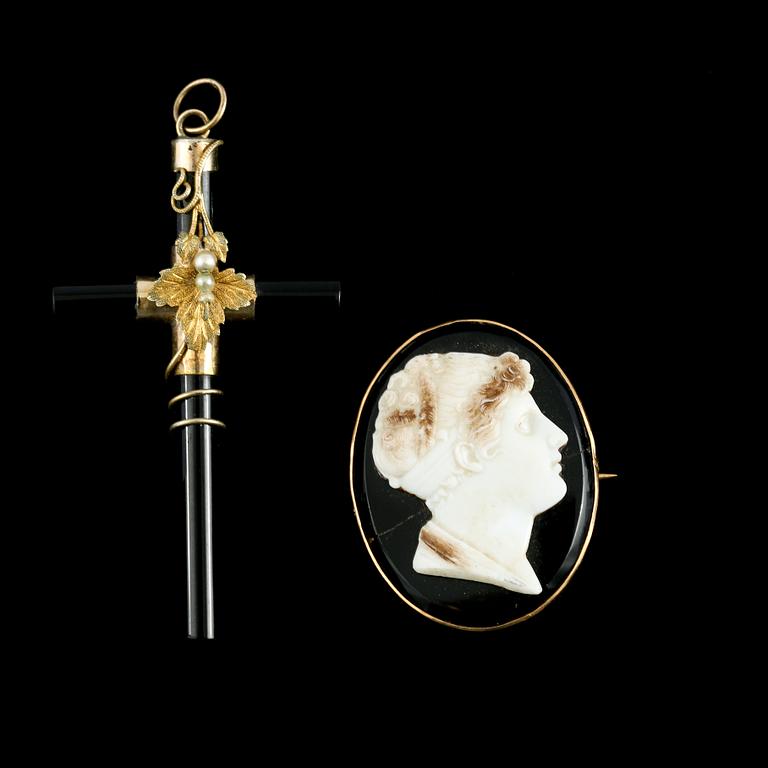 BROSCH samt HÄNGE, delvis 18K guld samt onyx.