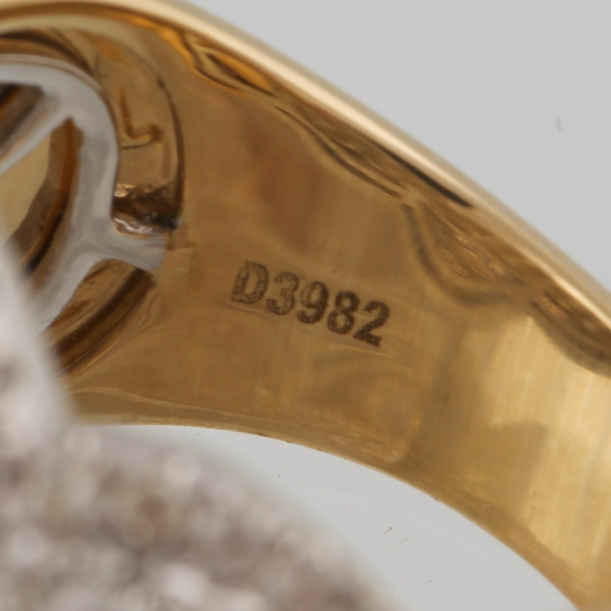 RING, 18K guld och vitguld med 170 briljantslipade diamanter, 3.98 ct. Vikt 12,4 gram.