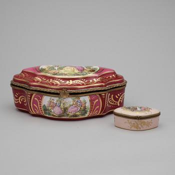 SKRIN, 2 st. Porslin. Troligen Sevres. 1900-talets första hälft.