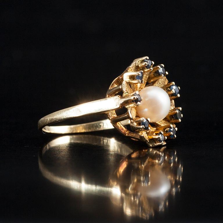 RING, 14K guld, 9 små safirer, en pärla i mitten. Finska importstämplar. Vikt 4,1 g.