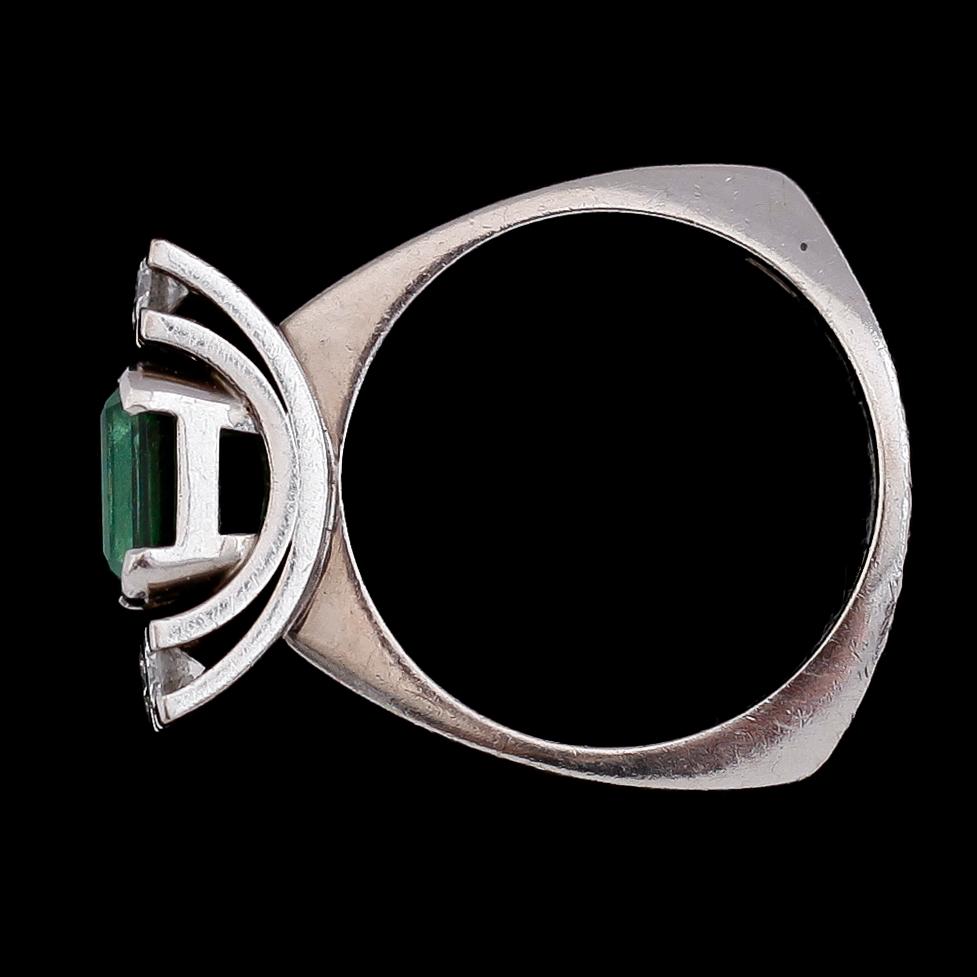 RING, 18 k vitguld, 1976, briljantslipade diamanter och smaragd. Vikt ca 7,8 g.