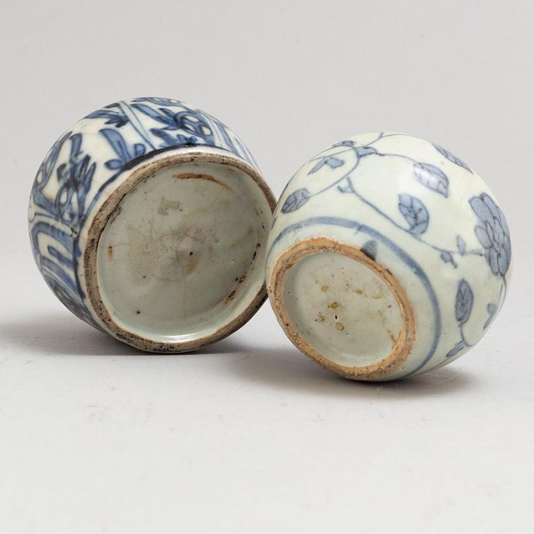 Three blue and white bowls and two jars, Ming dynasty (1368-1644).