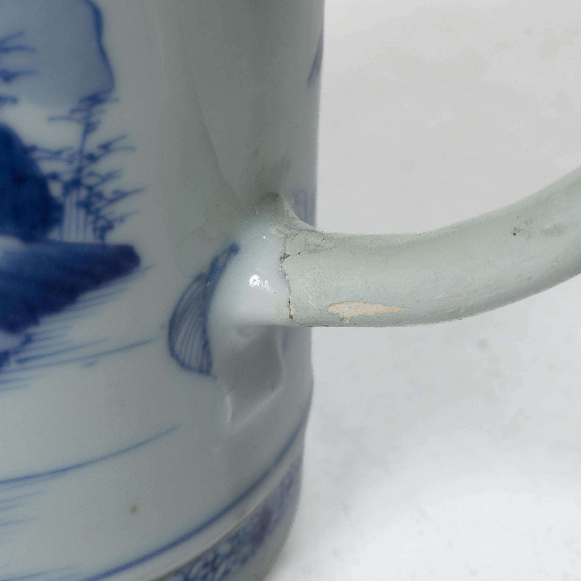 Mugg samt ytterfoder, porslin. Kina, Qingdynastin.