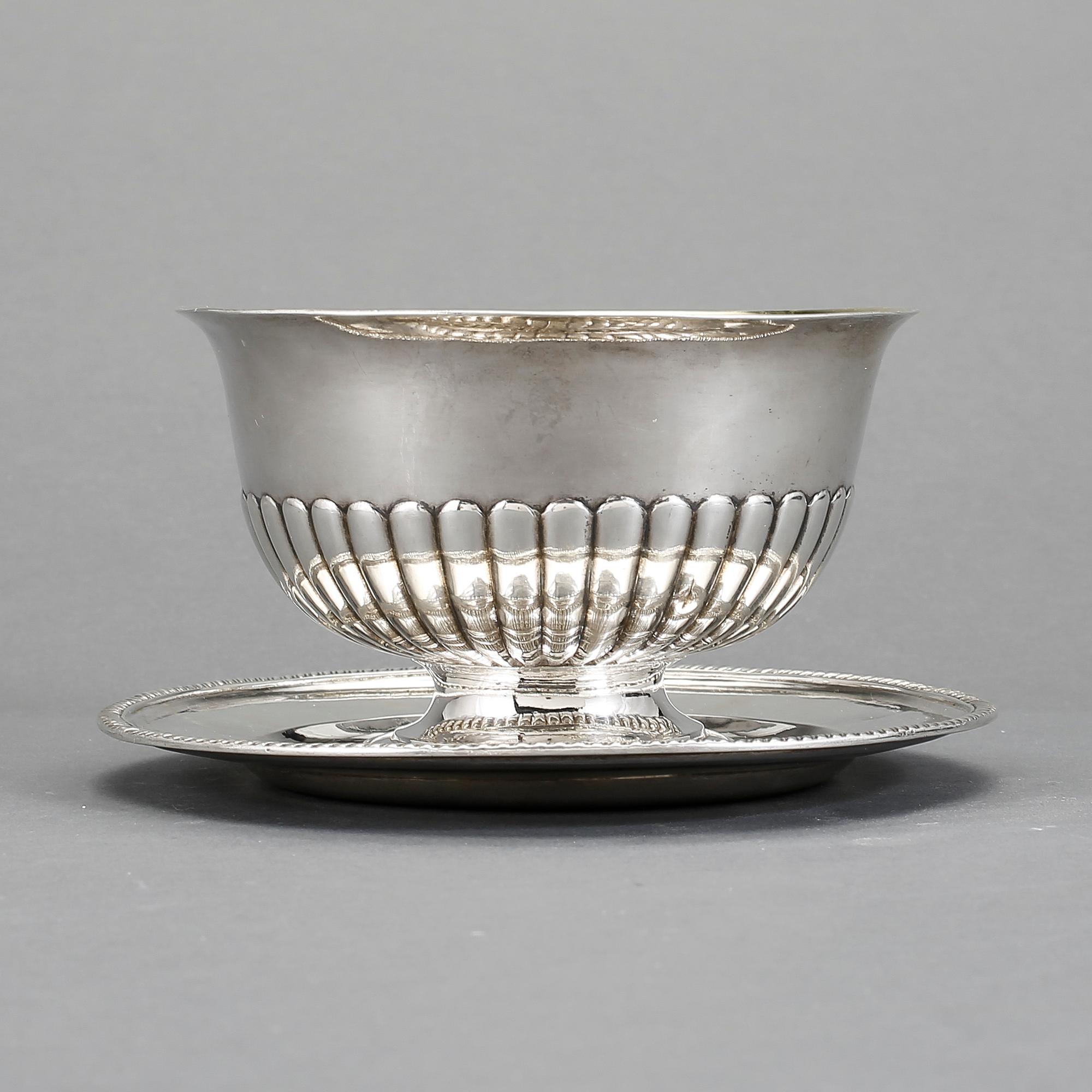 SÅSSKÅL PÅ FAT, silver, Johan Petter Grönvall, Stockholm 1828. Ca 527 gram.