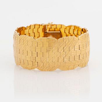 417. An 18K gold bracelet.