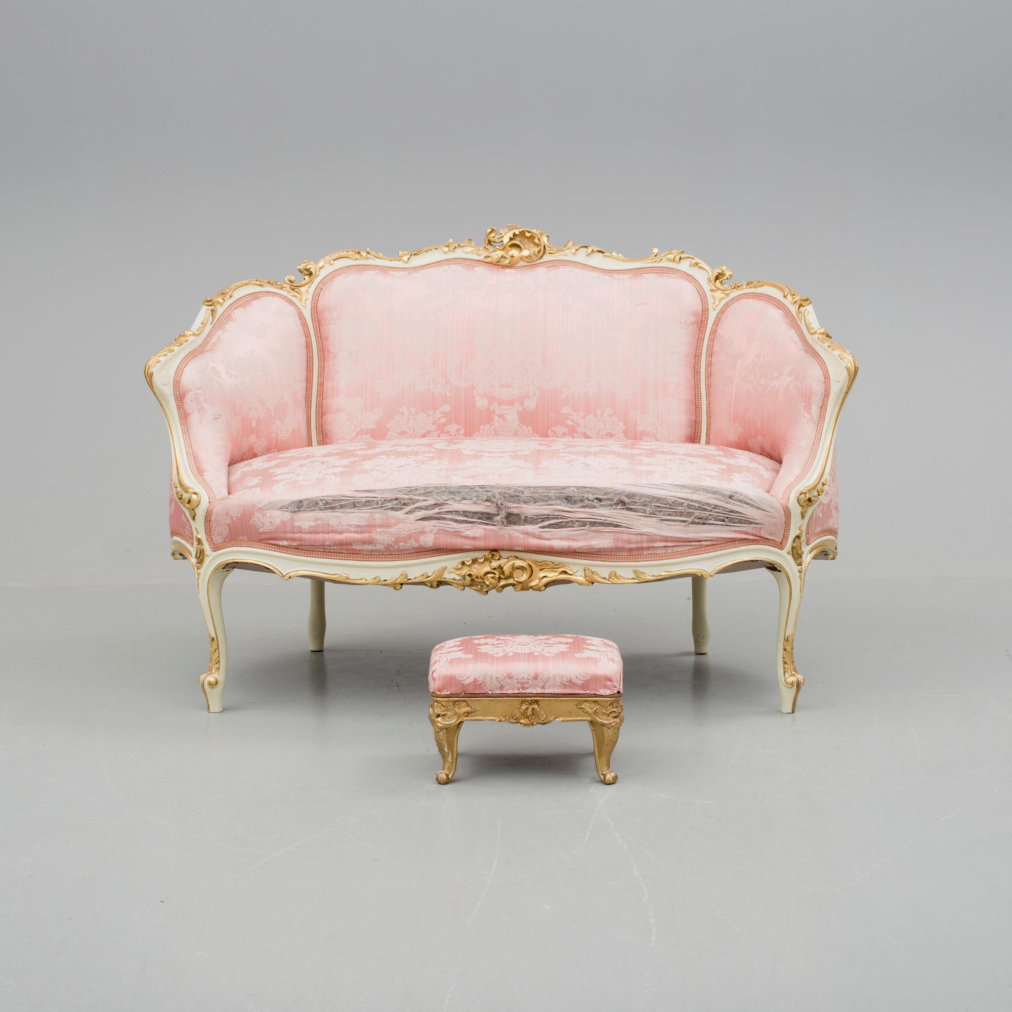 SOFFA OCH FOTPALL, 2 delar, rokokostil, 1900-talets första hälft.