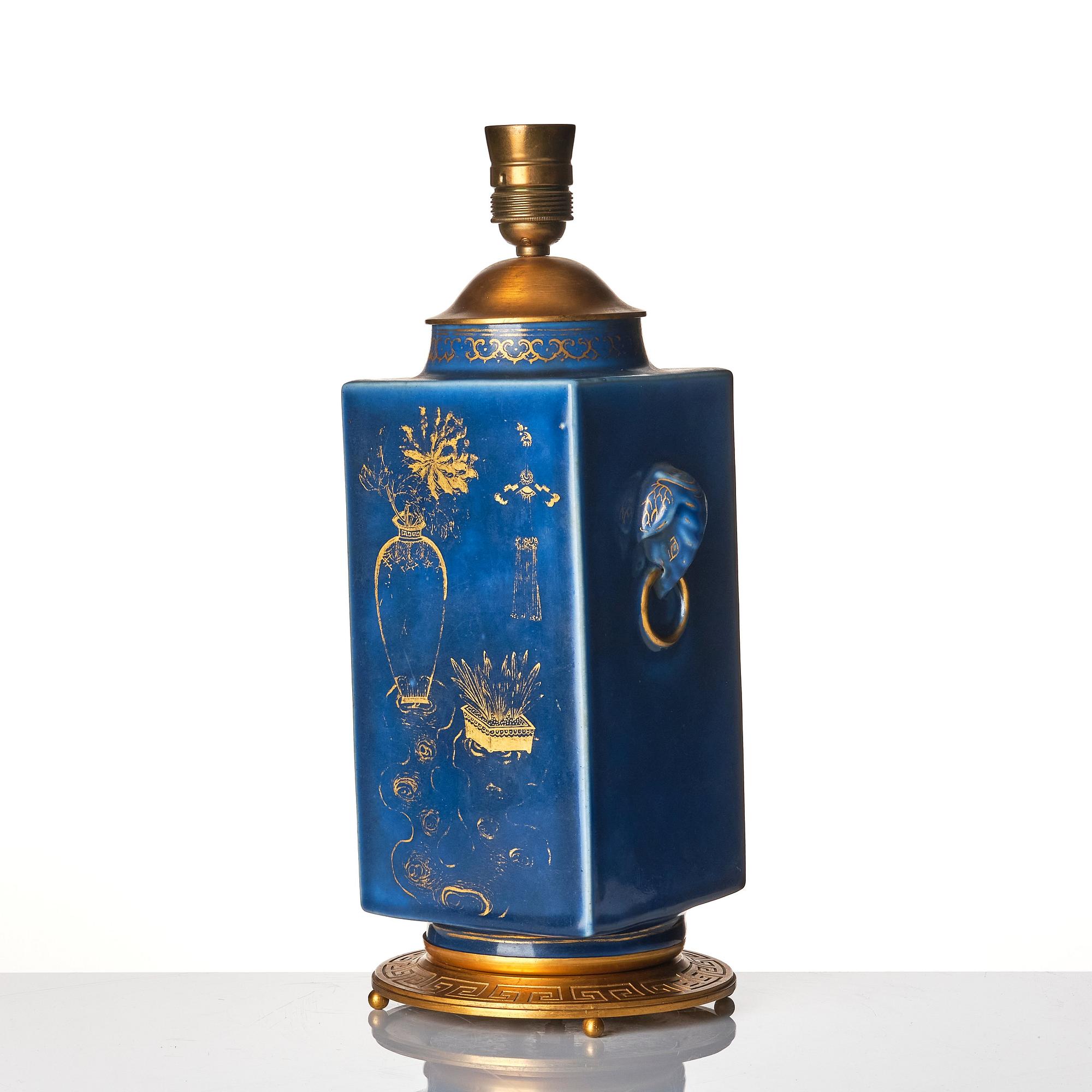 A Chinese vase, made in to a lamp late Qingdynasty/early 20th Century.
