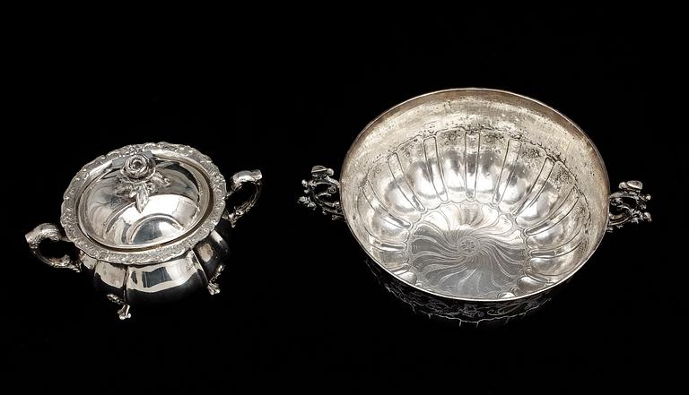 SKÅLAR, 2 st, silver, en med svenska konstrollstämplar, 1900-talets första hälft. Tot vikt ca cirka 658 gram.