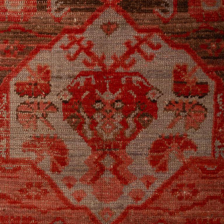 A CARPET, an antique/semi-antique Oriental kelly, ca 287,5 x 141,5 cm.