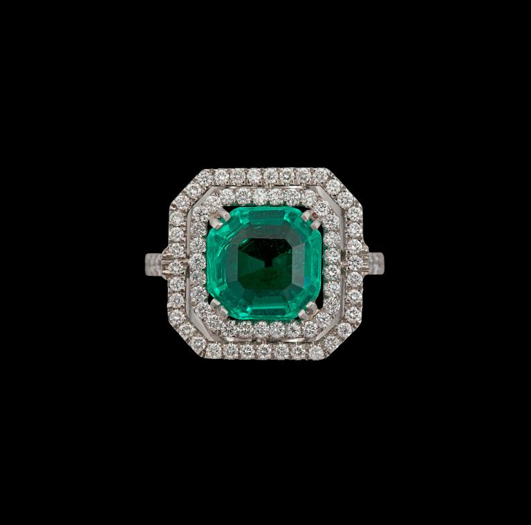 A 4.31 ct Colombian emerald surrounded by brilliant-cut diamonds, total carat weight circa 0.64 ct.